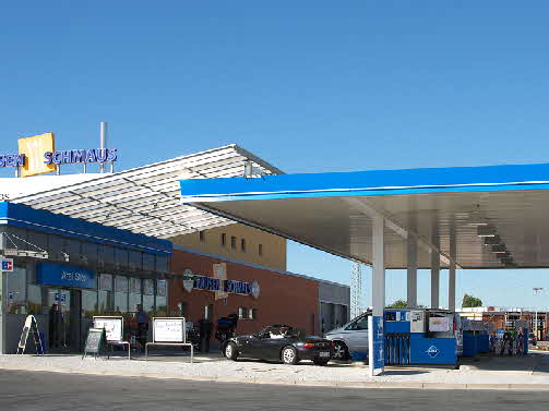 PKW Tankstelle und Shopeingang